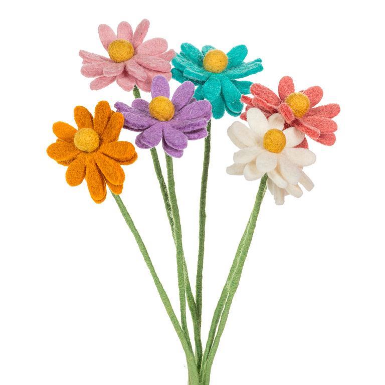 Bouquet de marguerites artisanales en laine feutrée multicolores (orange, violet, rose, turquoise, corail et blanc) sur de longues tiges vertes, sur fond blanc.