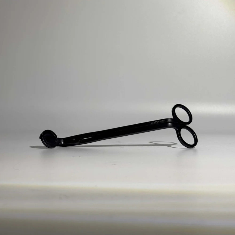 Ciseau coupe-mèche à bougie en métal noir mat avec gravure discrète « LesyPassion », posé sur un fond neutre de studio.