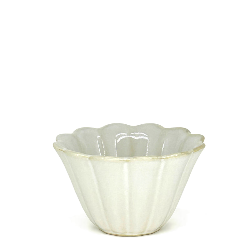Petit bol ramequin en céramique blanc cassé aux parois cannelées et rebord ondulé en forme de fleur, la petite cuisine de Danesco