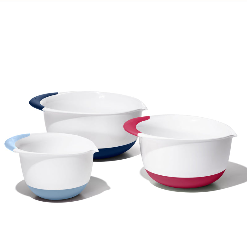 Trois bols à pâtisserie blancs de formats variés avec becs verseurs, poignées de préhension et anneaux antidérapants colorés sur fond blanc, oxo