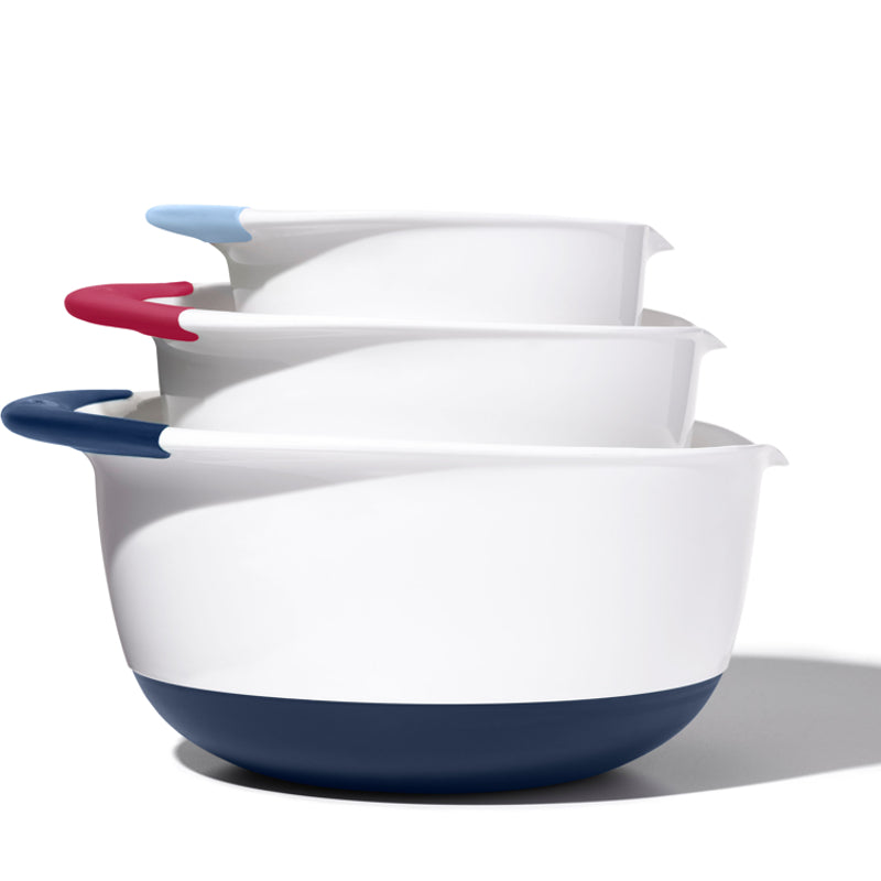 Ensemble de trois bols à mélanger blancs empilés avec poignées et bases antidérapantes bleu marine, rouge et bleu ciel, oxo