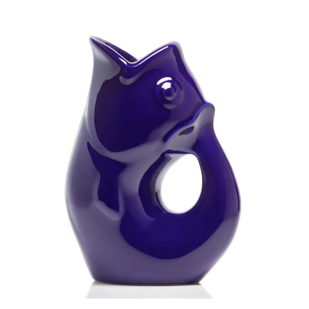 Carafe décorative (Gurgle Pot) en céramique émaillée de couleur bleu cobalt, sculptée en forme de poisson dressé dont la gueule ouverte sert de bec verseur et le corps courbé forme l'anse.