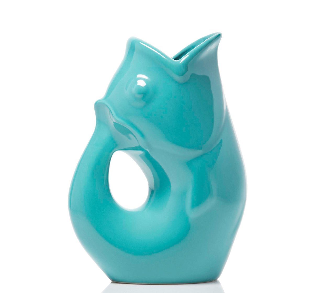 Carafe décorative (Gurgle Pot) en céramique émaillée de couleur bleu (aqua), sculptée en forme de poisson dressé dont la gueule ouverte sert de bec verseur et le corps courbé forme l'anse.