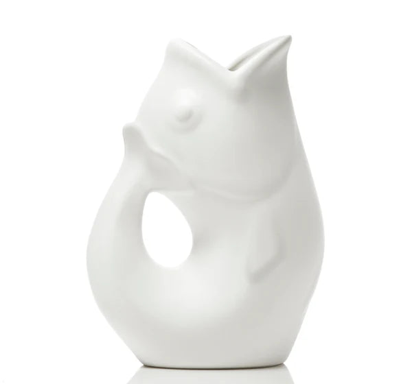 Carafe décorative (Gurgle Pot) en céramique émaillée de couleur blanche mat, sculptée en forme de poisson dressé dont la gueule ouverte sert de bec verseur et le corps courbé forme l'anse.