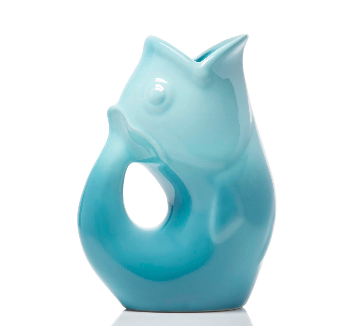 Carafe décorative (Gurgle Pot) en céramique émaillée de couleur bleu dégradé (ombre bleu) , sculptée en forme de poisson dressé dont la gueule ouverte sert de bec verseur et le corps courbé forme l'anse.