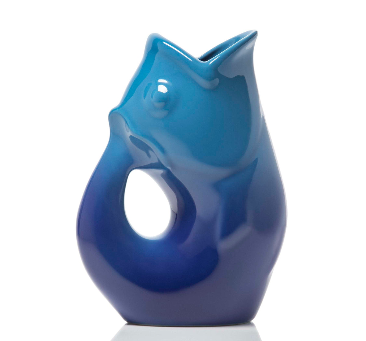 Carafe décorative (Gurgle Pot) en céramique émaillée de couleur bleu dégradé foncé (ombre cobalt), sculptée en forme de poisson dressé dont la gueule ouverte sert de bec verseur et le corps courbé forme l'anse.