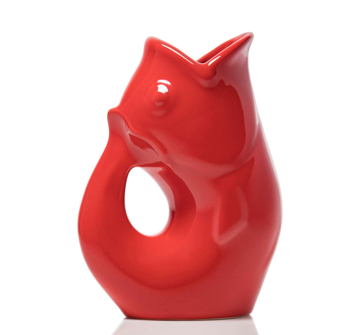 Carafe décorative (Gurgle Pot) en céramique émaillée de couleur rouge, sculptée en forme de poisson dressé dont la gueule ouverte sert de bec verseur et le corps courbé forme l'anse.