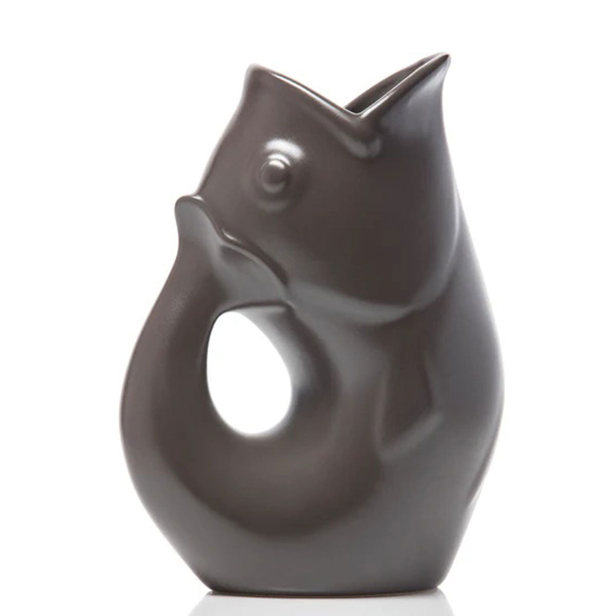 Carafe décorative (Gurgle Pot) en céramique émaillée de couleur gris mat (slate), sculptée en forme de poisson dressé dont la gueule ouverte sert de bec verseur et le corps courbé forme l'anse.
