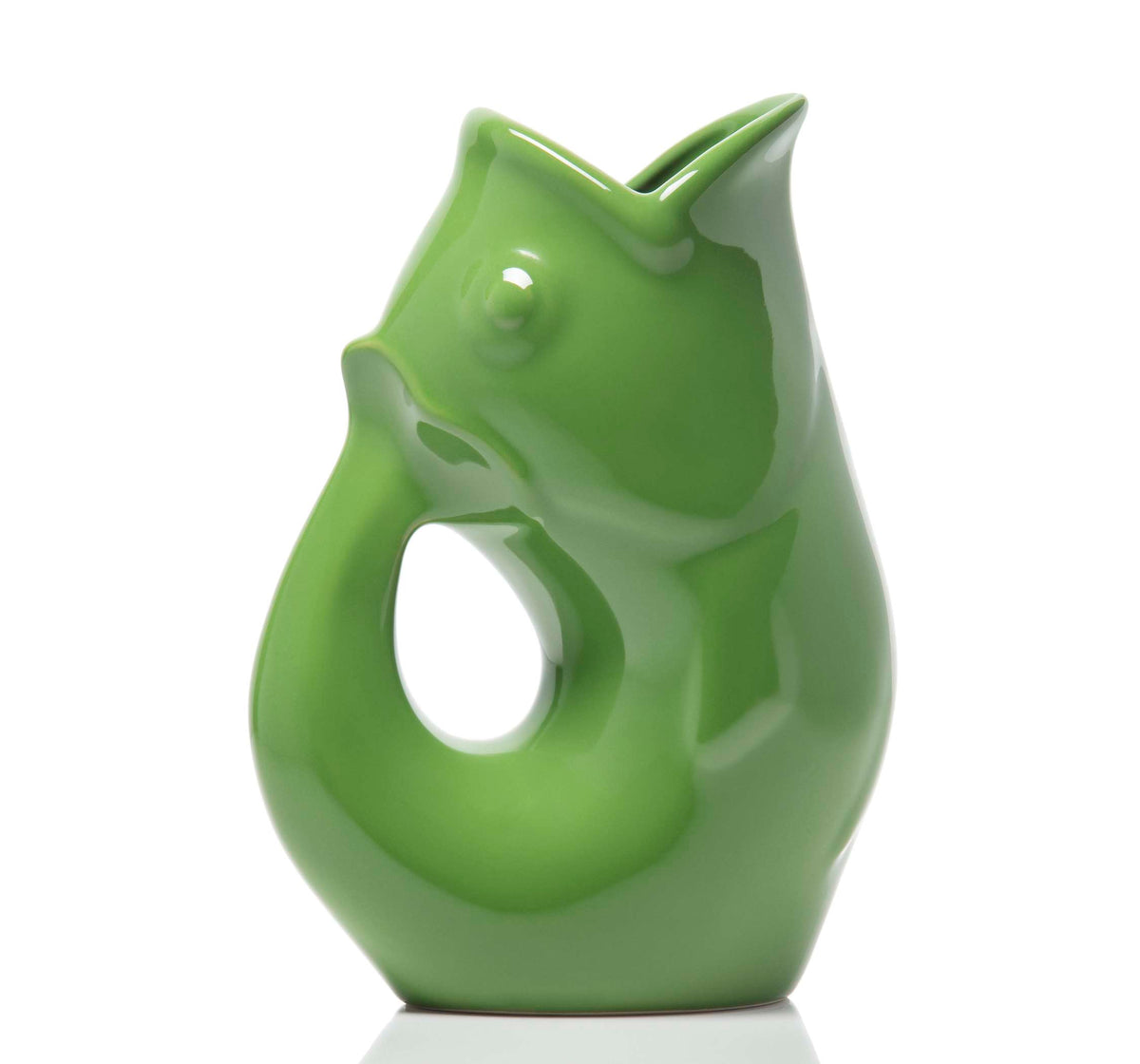 Carafe décorative (Gurgle Pot) en céramique émaillée de couleur vert Moss , sculptée en forme de poisson dressé dont la gueule ouverte sert de bec verseur et le corps courbé forme l'anse.