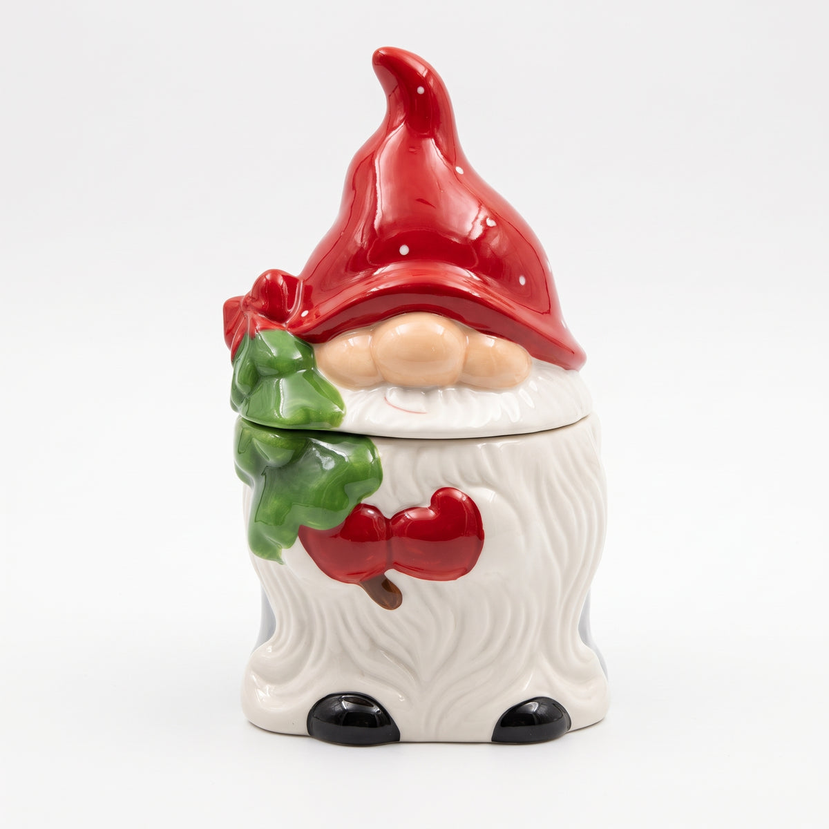 Jarre à biscuits ou pot décoratif en céramique en forme de gnome de Noël avec un bonnet pointu rouge et une longue barbe blanche sur fond blanc.