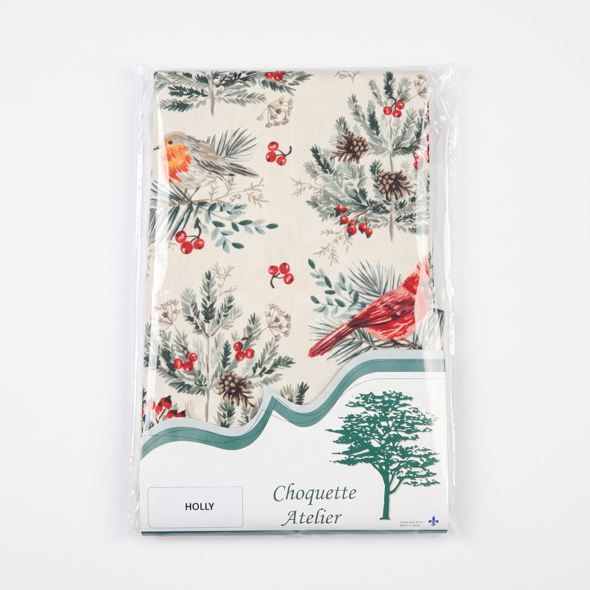 Nappe d'hiver pliée sous emballage plastique, marque Choquette Atelier, modèle Holly à fond beige clair orné d'oiseaux, de branches de pin, de pommes de pin et de baies rouges