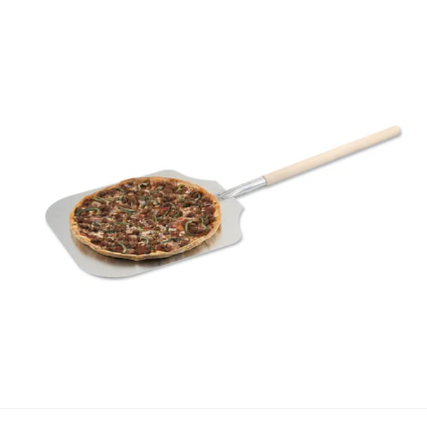 Pelle à pizza en métal avec long manche en bois clair, supportant une pizza garnie sortie du four.