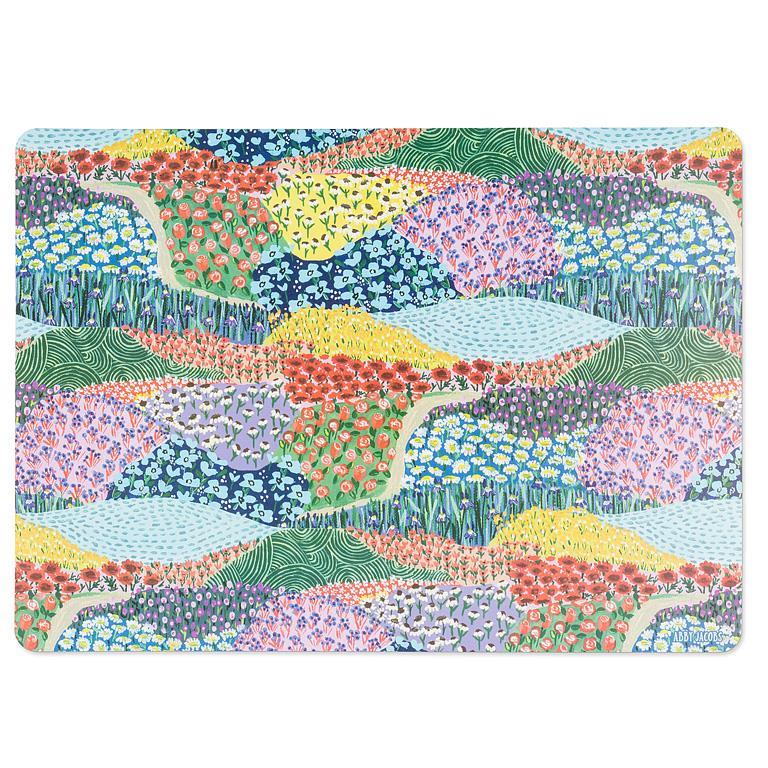 Napperon rectangulaire vu de dessus, orné d'une illustration détaillée de collines et champs de fleurs sauvages, signée Abby Jacobs.