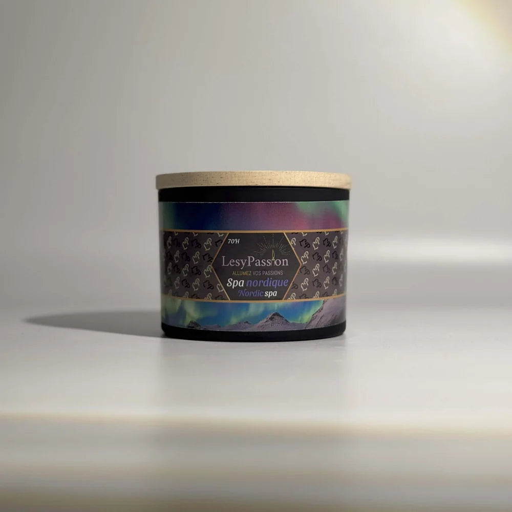 Bougie parfumée grand format 15 oz en pot large noir mat surmonté d'un couvercle en bois clair, portant l'étiquette « Spa nordique / Nordic spa » de la marque LesyPassion avec paysage d'aurores boréales.