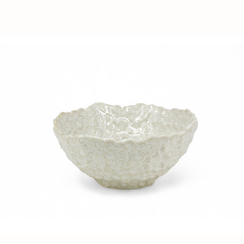 Bol ou coupelle de service en céramique lustrée blanc cassé, sculpté de motifs de fleurs en relief avec bordure festonnée irrégulière sur fond blanc, bouquet de Danesco 