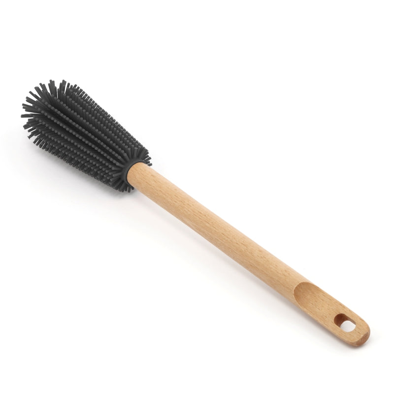 Brosse goupillon de nettoyage pour gourdes et bouteilles avec poils souples en silicone gris et manche perforé en bois sur fond blanc, de la compagnie Danesco 