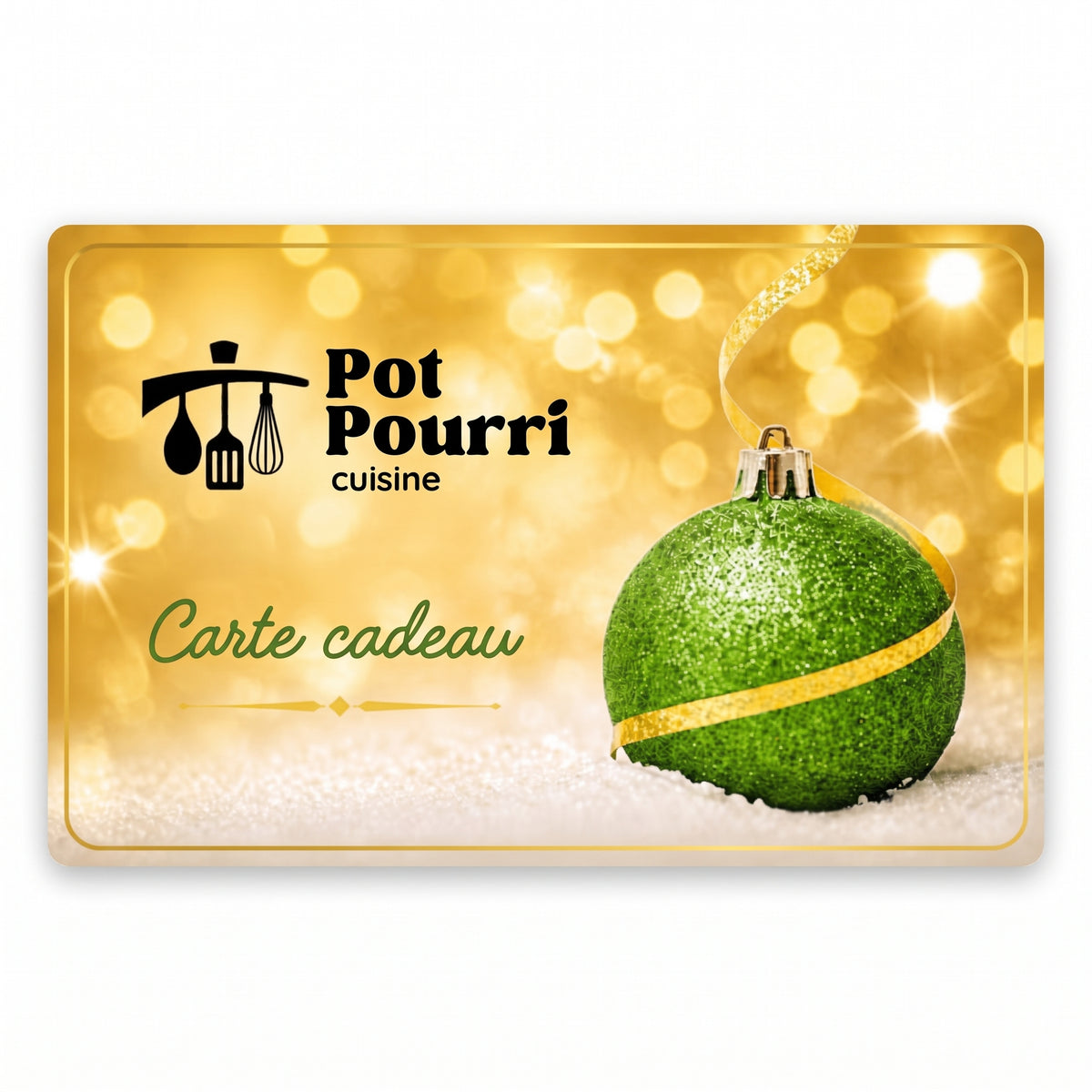 Carte cadeau rectangulaire aux coins arrondis, centrée sur un fond carré blanc, présentant un arrière-plan doré scintillant, le logo « Pot Pourri cuisine », la mention « Carte cadeau » calligraphiée en vert et une boule de Noël vert pailleté posée sur un lit de neige avec un ruban doré.