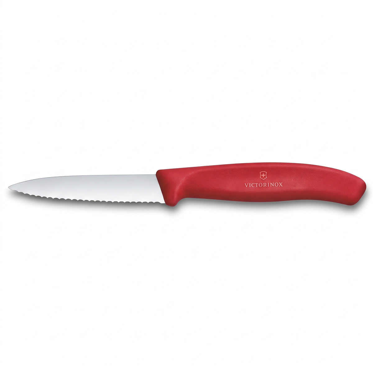 Un couteau d’office à bout pointu et tranchant dentelé, avec un manche rouge ergonomique en matière synthétique. Le manche affiche le logo de la marque Victorinox (un petit écusson avec une croix) et le nom « VICTORINOX ». L’ustensile est photographié de profil, disposé à l’horizontale au centre d'un fond blanc carré et légèrement ombragé au-dessous.
