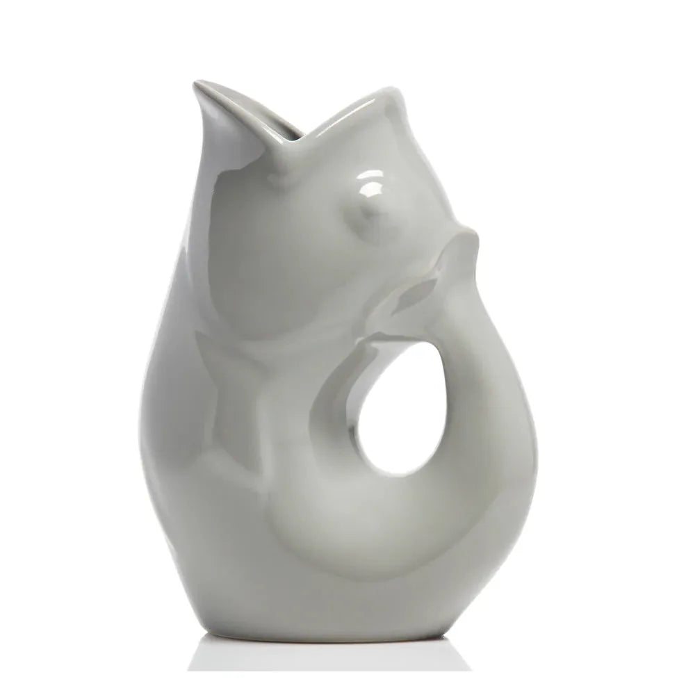 Carafe décorative (Gurgle Pot) en céramique émaillée de couleur gris (stone),  sculptée en forme de poisson dressé dont la gueule ouverte sert de bec verseur et le corps courbé forme l'anse.