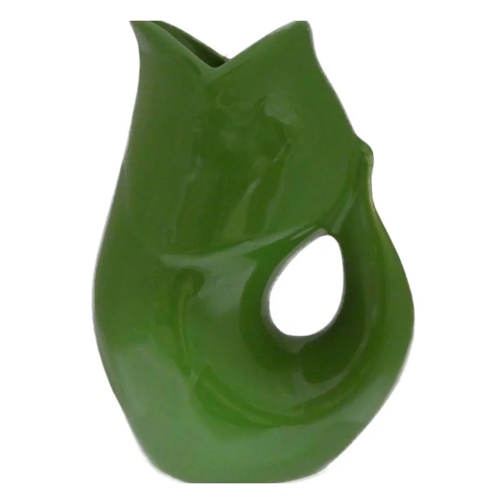 Carafe décorative (Gurgle Pot) en céramique émaillée de couleur vert foncé, sculptée en forme de poisson dressé dont la gueule ouverte sert de bec verseur et le corps courbé forme l'anse.