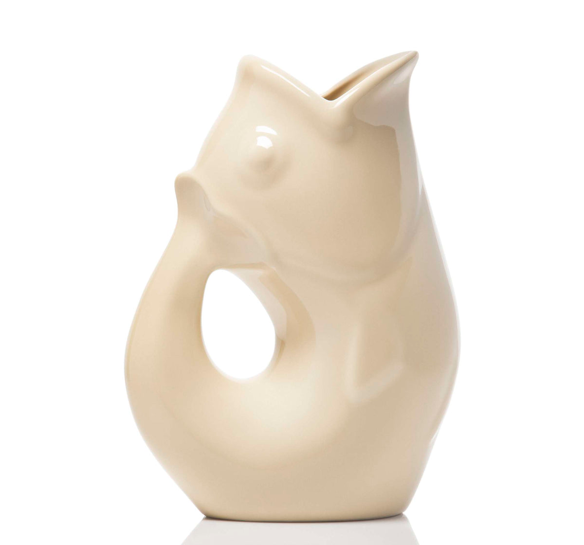 Carafe décorative (Gurgle Pot) en céramique émaillée de couleur beige avoine , sculptée en forme de poisson dressé dont la gueule ouverte sert de bec verseur et le corps courbé forme l'anse.