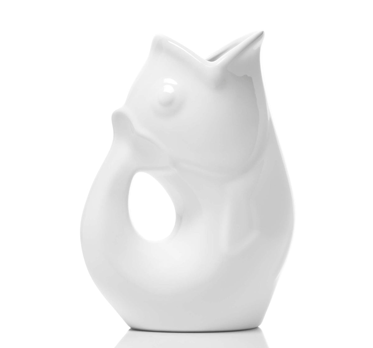 Carafe décorative (Gurgle Pot) en céramique émaillée blanche, sculptée en forme de poisson dressé dont la gueule ouverte sert de bec verseur et le corps courbé forme l'anse.