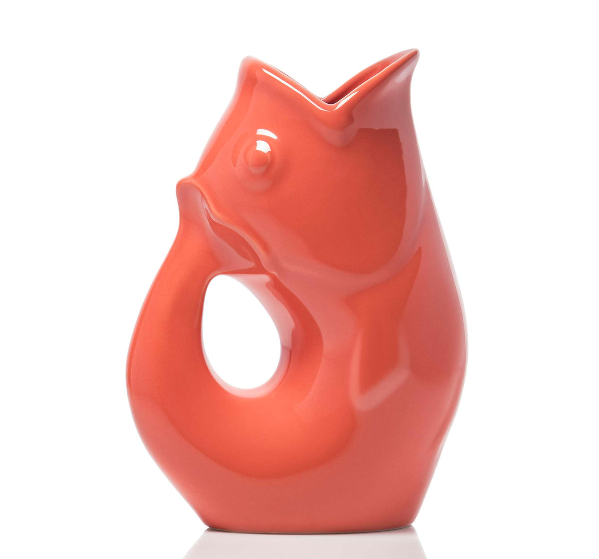 Carafe décorative (Gurgle Pot) en céramique émaillée de couleur corail,  sculptée en forme de poisson dressé dont la gueule ouverte sert de bec verseur et le corps courbé forme l'anse.