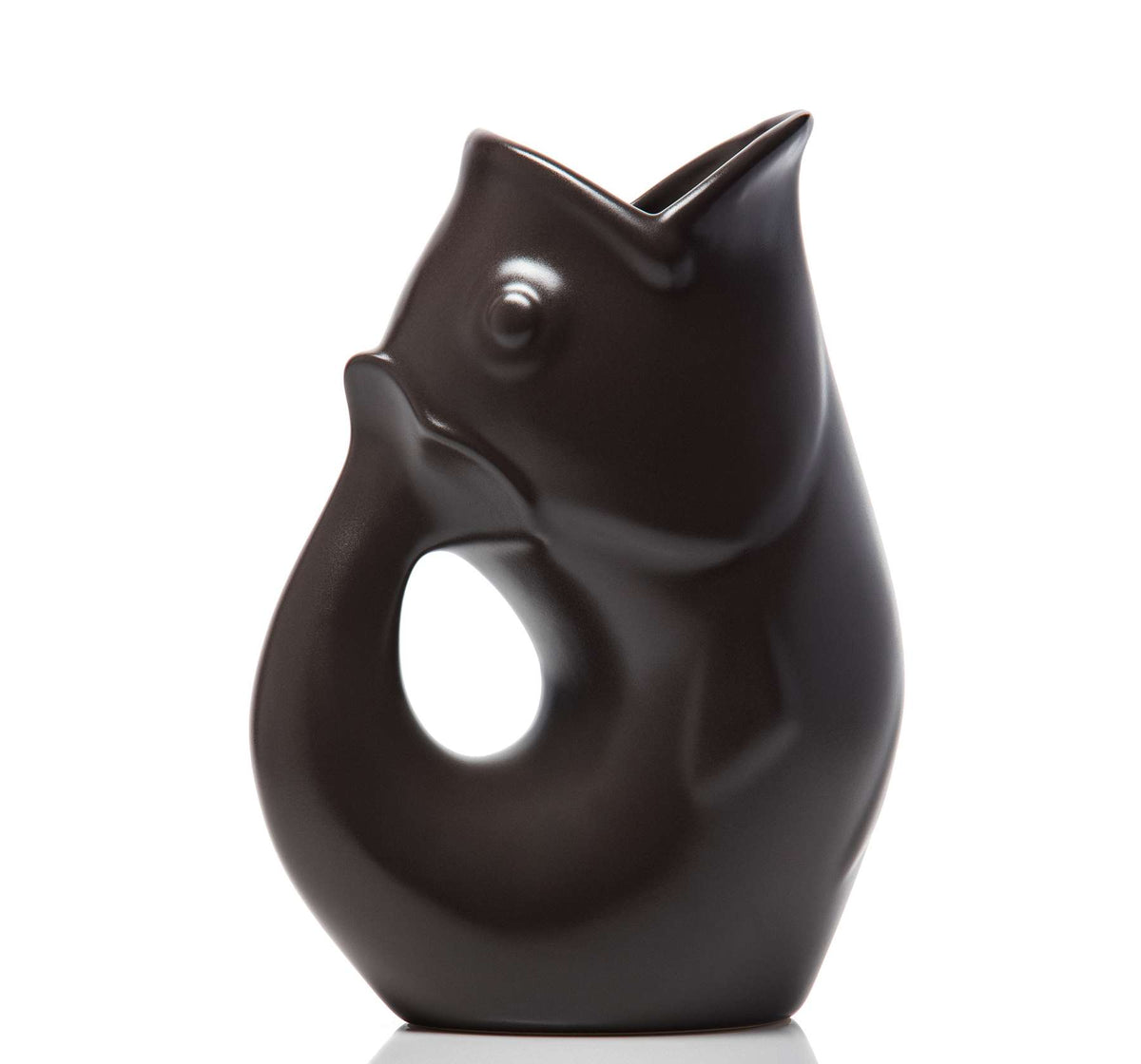 Carafe décorative (Gurgle Pot) en céramique émaillée de couleur noir mat, sculptée en forme de poisson dressé dont la gueule ouverte sert de bec verseur et le corps courbé forme l'anse.