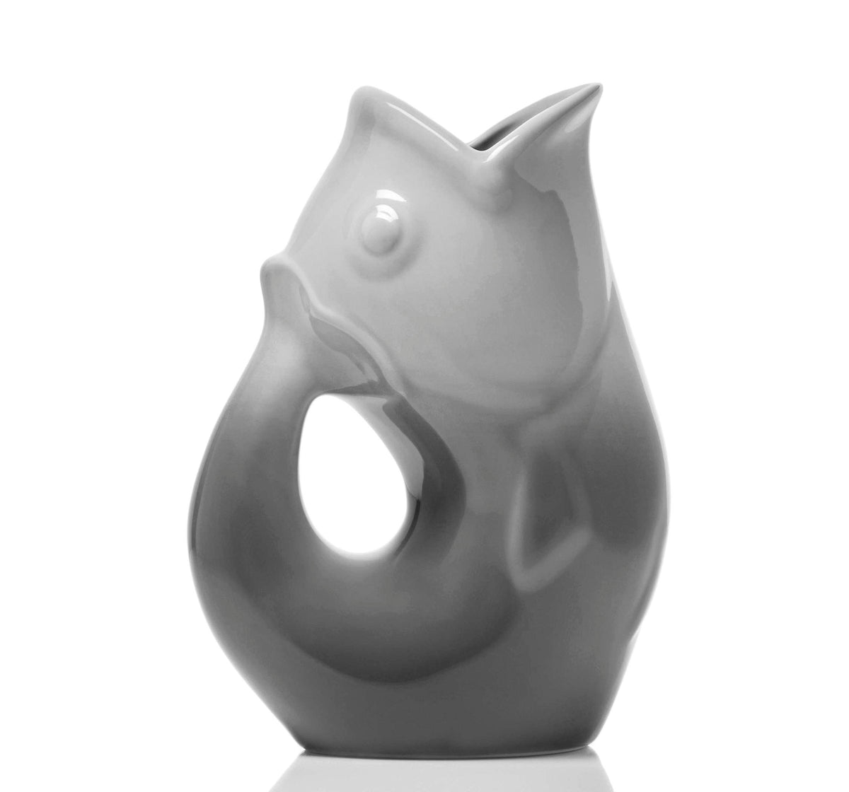 Carafe décorative (Gurgle Pot) en céramique émaillée de couleur gris dégradé (ombre gris ), sculptée en forme de poisson dressé dont la gueule ouverte sert de bec verseur et le corps courbé forme l'anse.