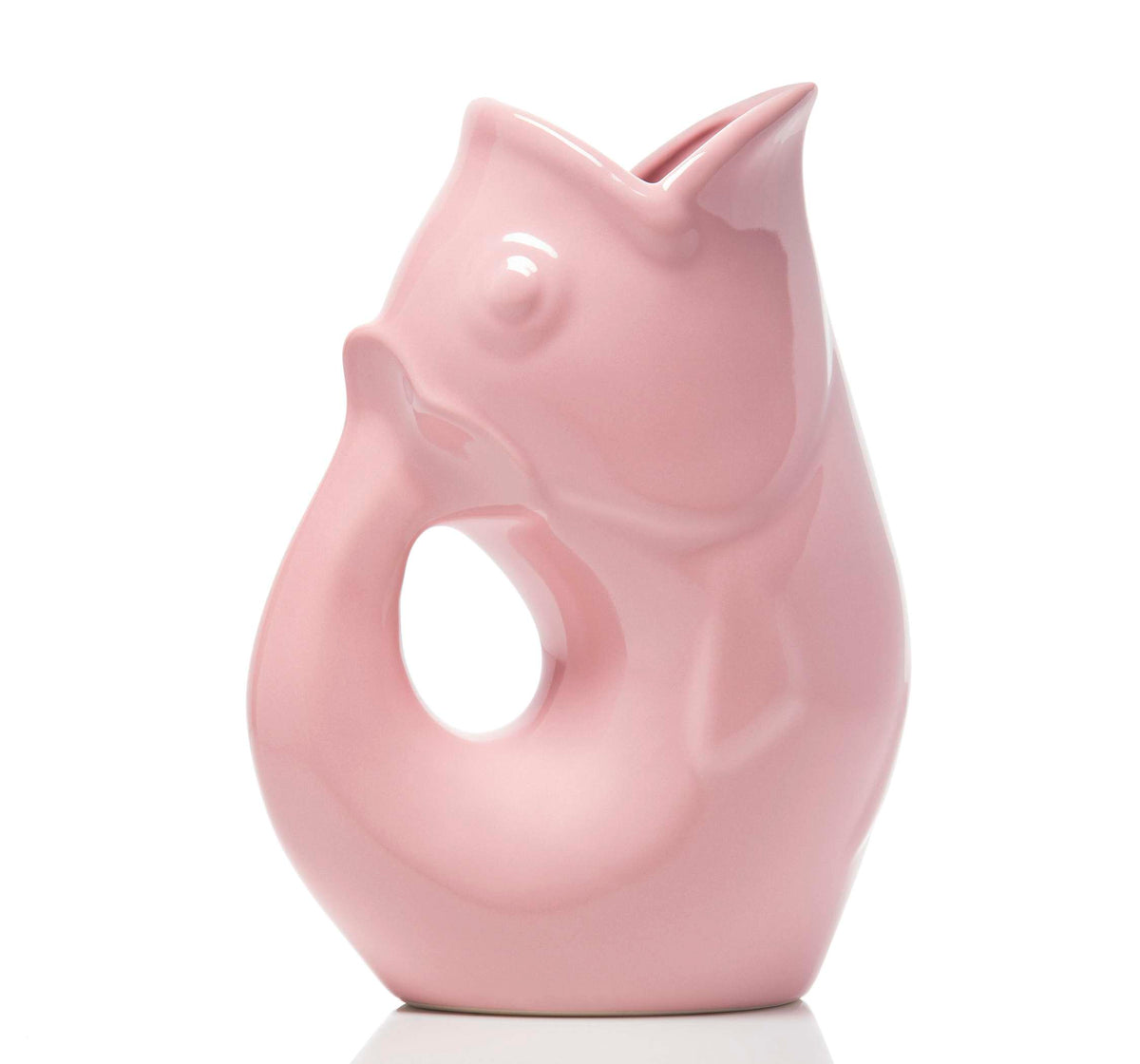 Carafe décorative (Gurgle Pot) en céramique émaillée de couleur rose,  sculptée en forme de poisson dressé dont la gueule ouverte sert de bec verseur et le corps courbé forme l'anse.