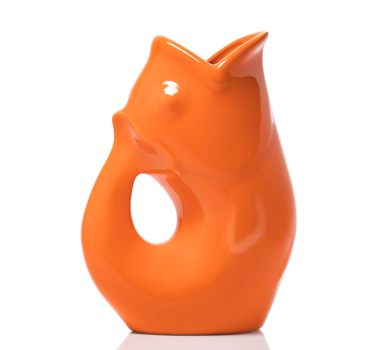 Carafe décorative (Gurgle Pot) en céramique émaillée de couleur tangerine, sculptée en forme de poisson dressé dont la gueule ouverte sert de bec verseur et le corps courbé forme l'anse.