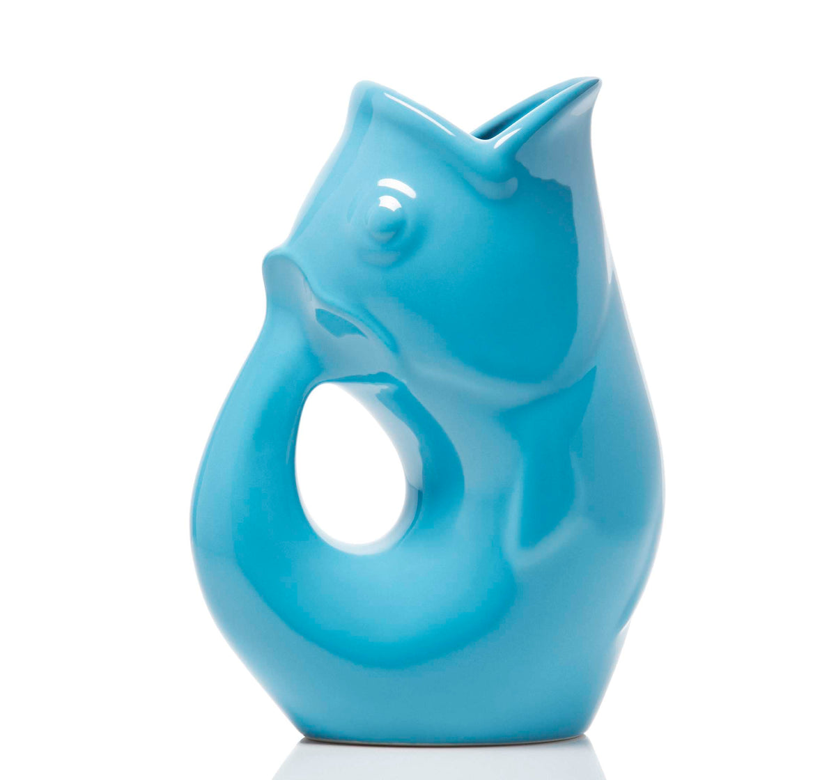 Carafe décorative (Gurgle Pot) en céramique émaillée de couleur turquoise (peacock),  sculptée en forme de poisson dressé dont la gueule ouverte sert de bec verseur et le corps courbé forme l'anse.