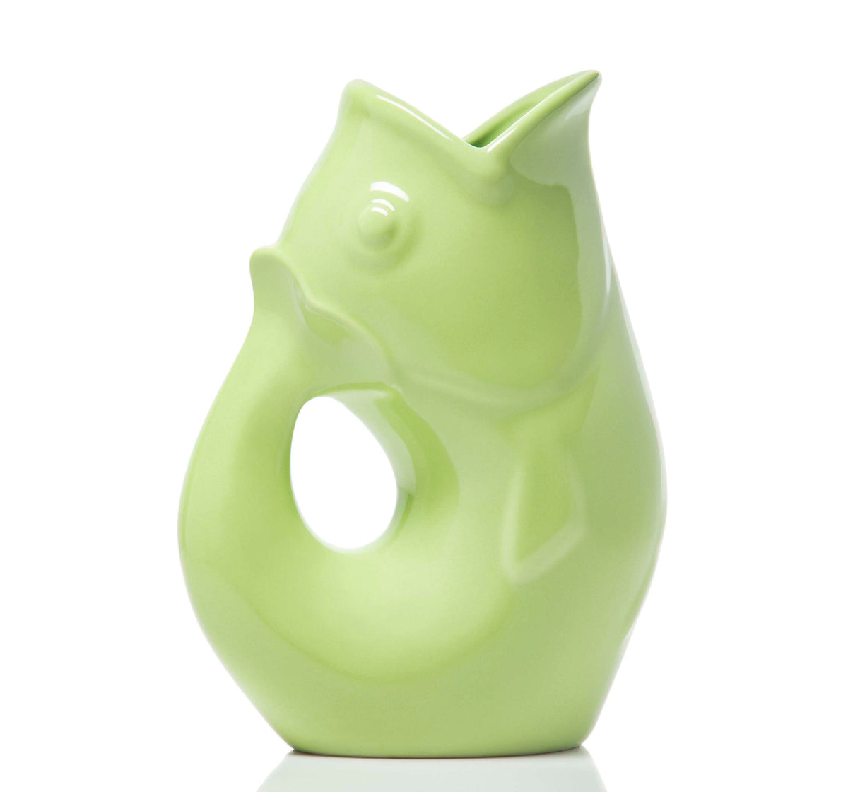 Carafe décorative (Gurgle Pot) en céramique émaillée de couleur vert pale, sculptée en forme de poisson dressé dont la gueule ouverte sert de bec verseur et le corps courbé forme l'anse.
