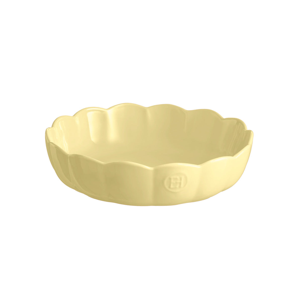Plat ou coupelle de service circulaire en céramique brillante de couleur jaune beurre. Les rebords sont ondulés et évasés en forme de corolle de fleur. Le sceau de la marque Emile Henry (« EH ») apparaît en relief sur la paroi extérieure avant. L'objet est présenté vide et centré sur un fond blanc neutre.