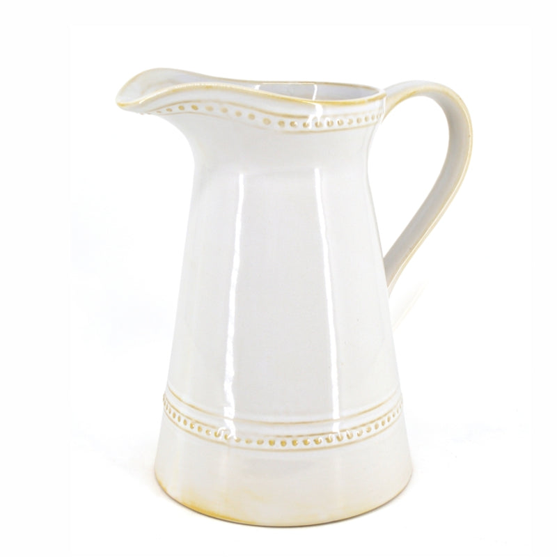 Pichet de service ou vase décoratif en grès blanc lustré avec poignée, bec verseur et liserés perlés aux contours légèrement patinés sur fond blanc, la petite cuisine de Danesco