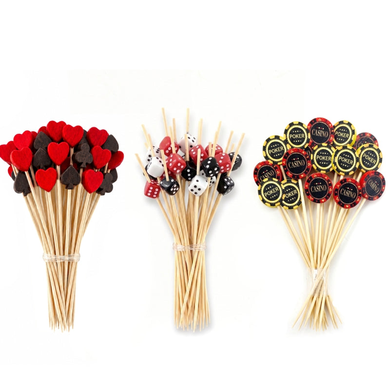 Trois bouquets de bâtonnets décoratifs en bois pour soirée thématique casino : motifs de cartes de jeu (cœurs rouges et piques noirs), dés à jouer miniatures et jetons de poker ronds sur fond blanc