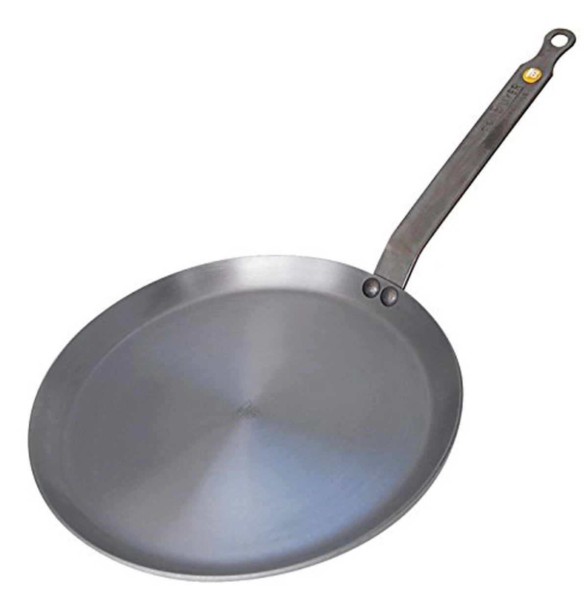 Vue en plongée d'une poêle à crêpes ronde (30cm) en acier de la marque De Buyer, dotée de rebords bas évasés et d'un long manche métallique droit fixé par deux rivets, isolée sur fond blanc.