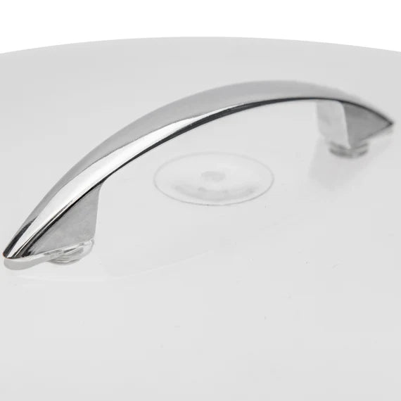 Détail de la poignée ergonomique en métal chromé de la cloche à gâteau transparente.   