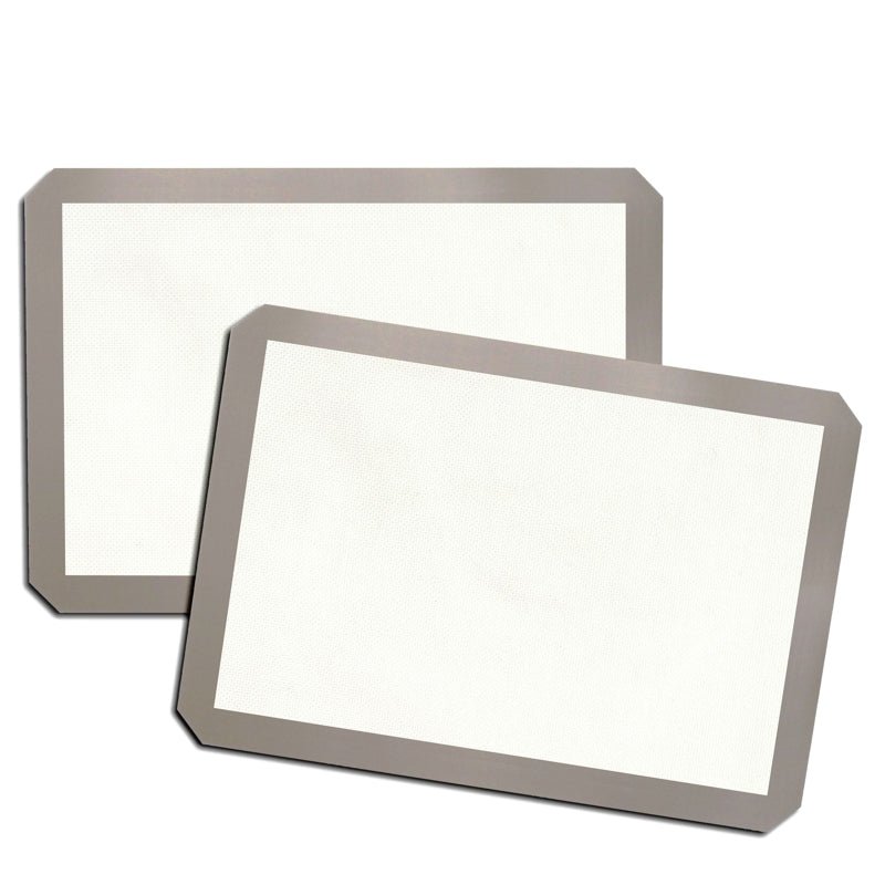 Lot de deux feuilles de cuisson en silicone antiadhésives réutilisables, surface blanche et contour gris à coins coupés sur fond blanc, de la compagnie Danesco